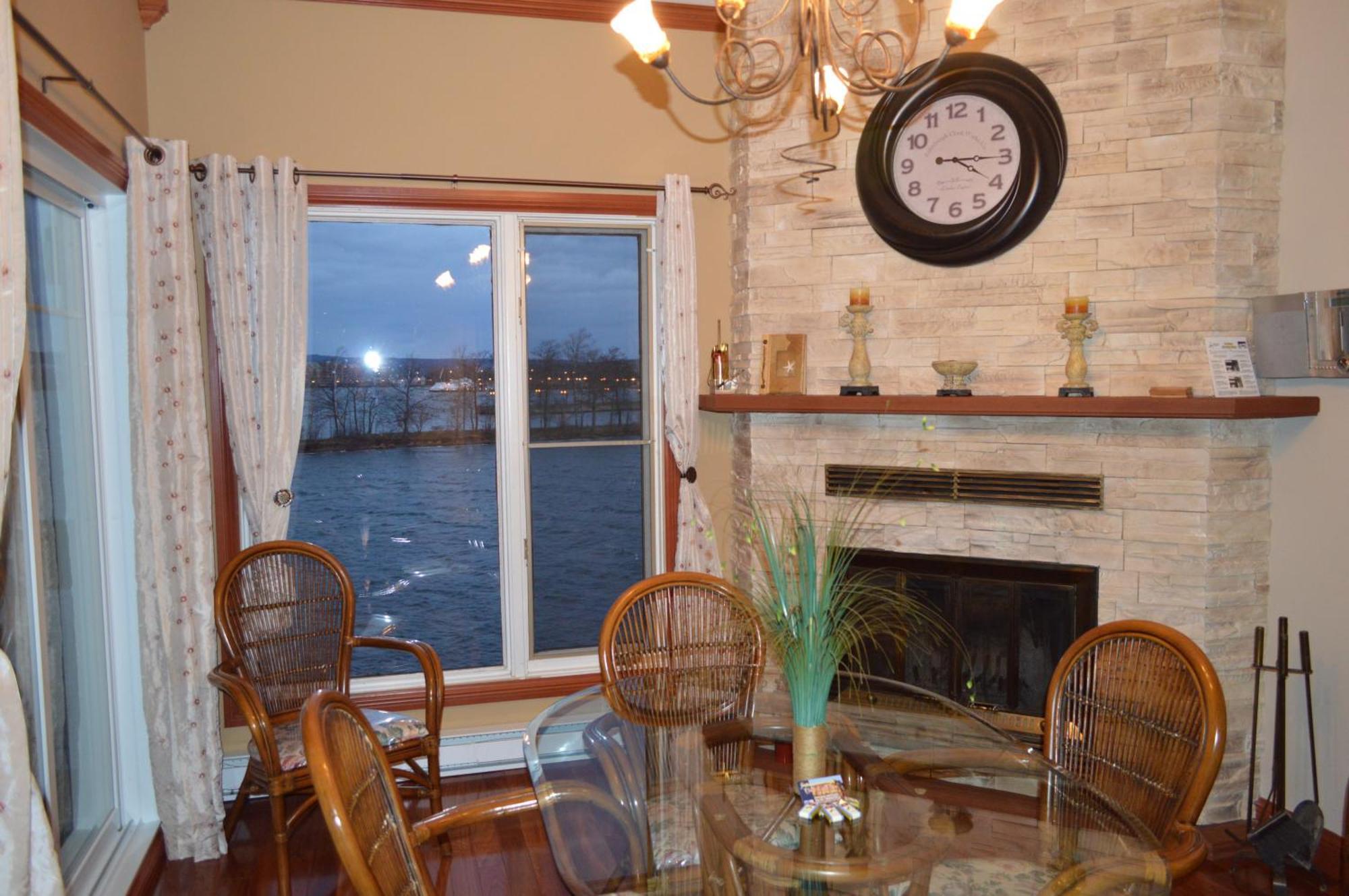 Condos Memphremagog Bilik gambar